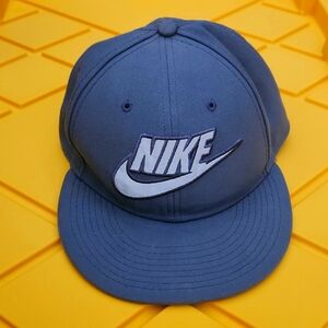 Nike baseball cap flat brim ADULT FITS ALL ADJUSTABLE. Grey.